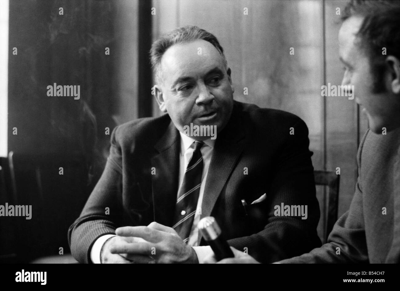 55 Jahre alten Commander Ian Forbes Detective von Scotland Yard, wurde heute zu einer von Großbritanniens oberen Polizei Jobs - nationaler Koordinator der 600-starkes Netzwerk von neun regionalen Kriminalität Trupps ernannt. Commander Forbes übernimmt sein Amt am 1. Januar, Deputy Assistant Commissioner John Bliss zu ersetzen. November 1969 Z11209-003 Stockfoto