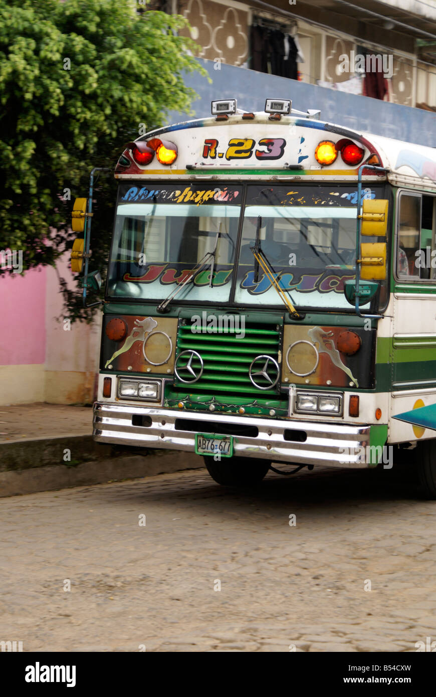 Bunte öffentlichen Bus in das Dorf Ataco im westlichen El Salvador, Mittelamerika Stockfoto