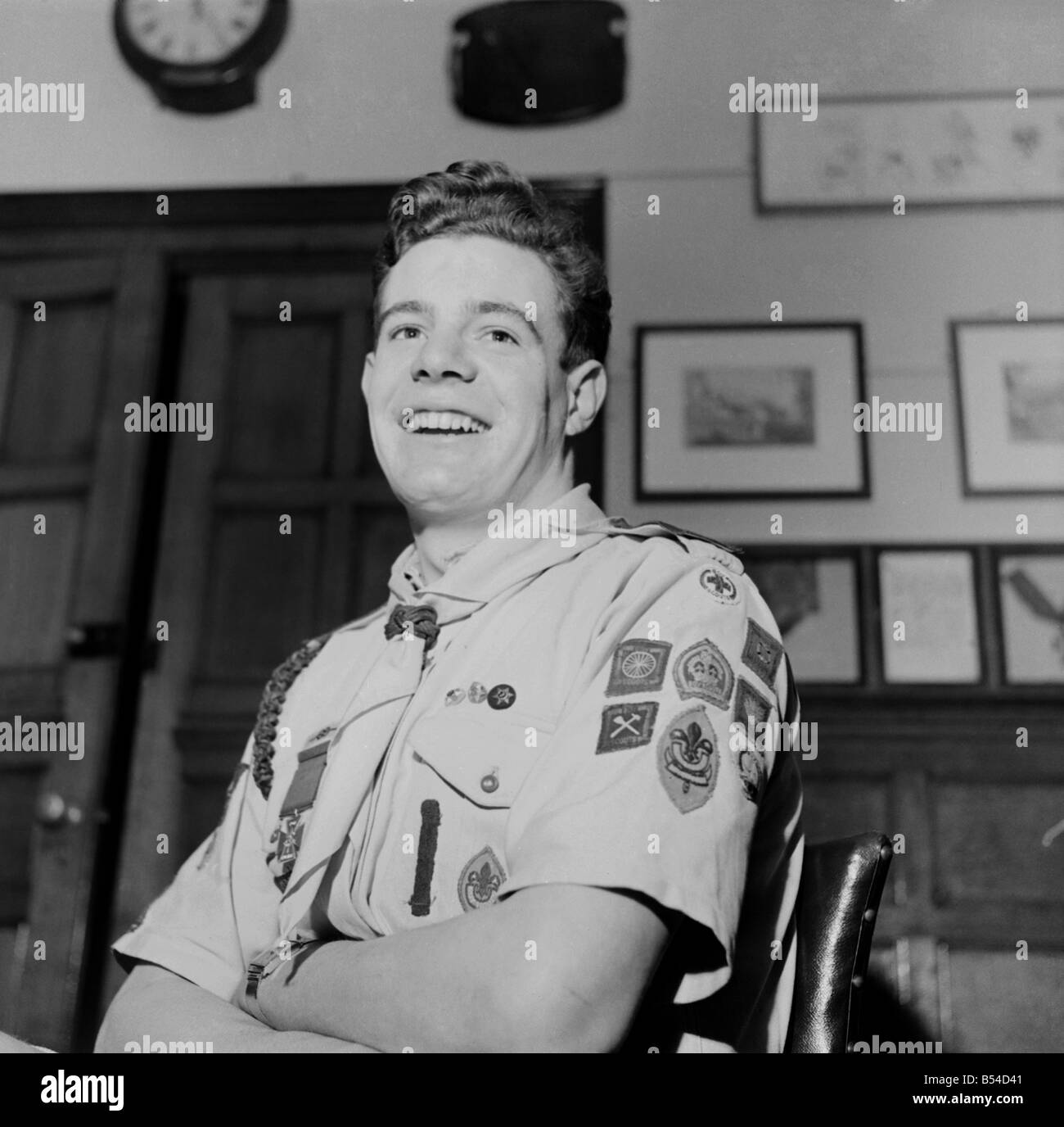 Boy Scout David Harrison in seinem Sitz in Westminster Abbey für die Krönung von Königin Elizabeth II. ; Februar 1953; D796 Stockfoto