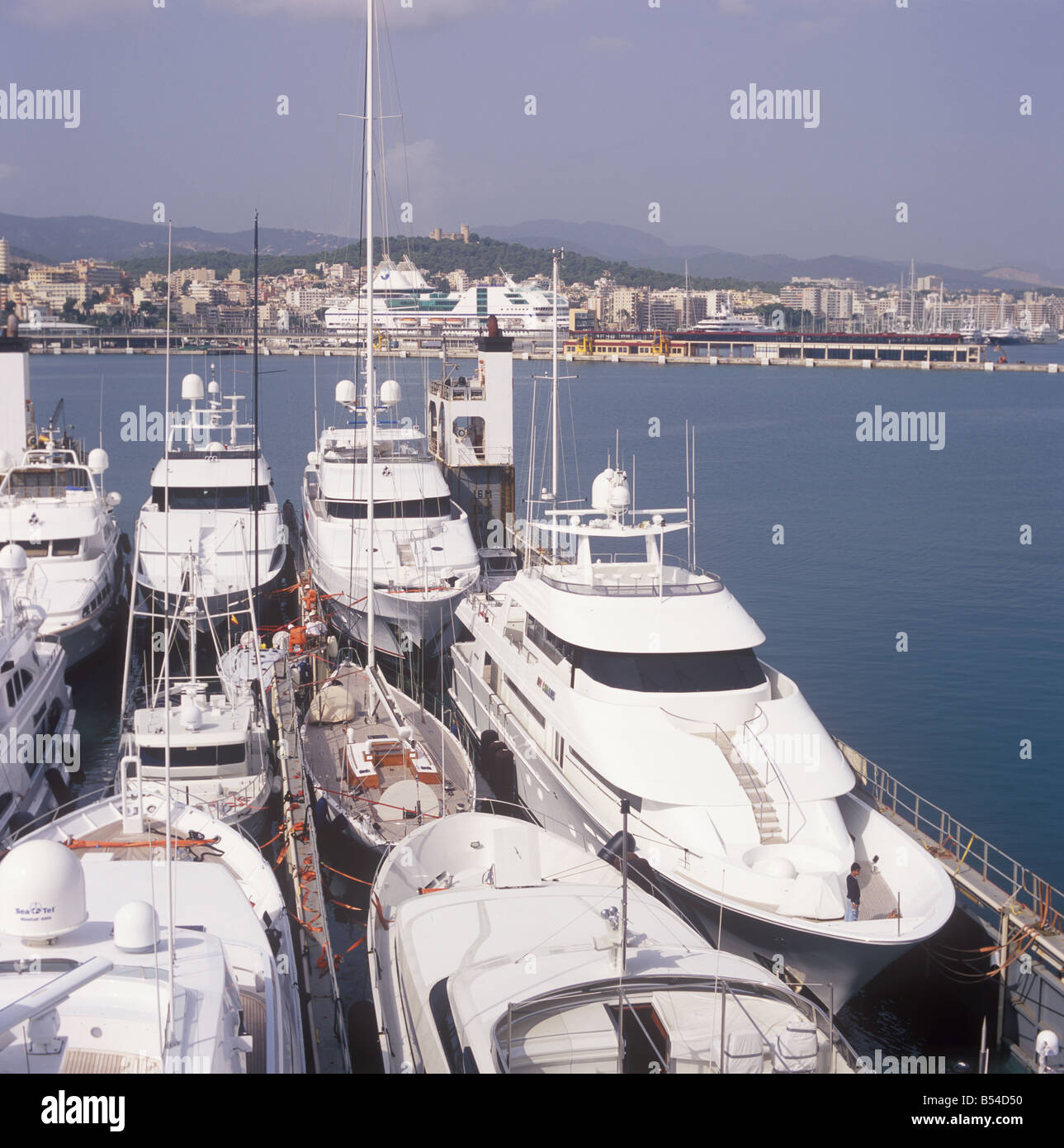 Dock-Express "Superservant 3" halb versenkbaren Yacht Transporter im Hafen von Palma De Mallorca. Stockfoto