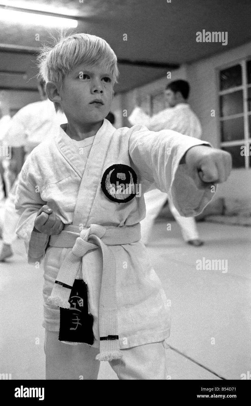 6 Jahre alte Robbie Bishop hat lernen Karate für 5 Monate und ist Grade 8. Kyu. Er wird von Brian Davis, Grade 2n angewiesen. Stockfoto