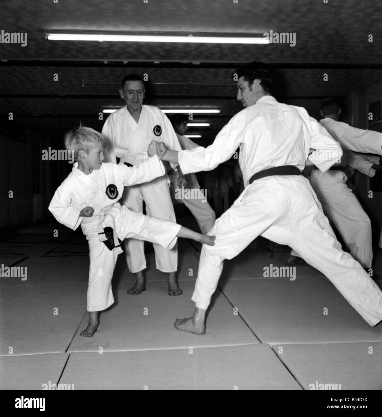 6 Jahre alte Robbie Bishop hat lernen Karate für 5 Monate und ist Grade 8. Kyu. Er wird von Brian Davis, Grade 2n angewiesen. Stockfoto