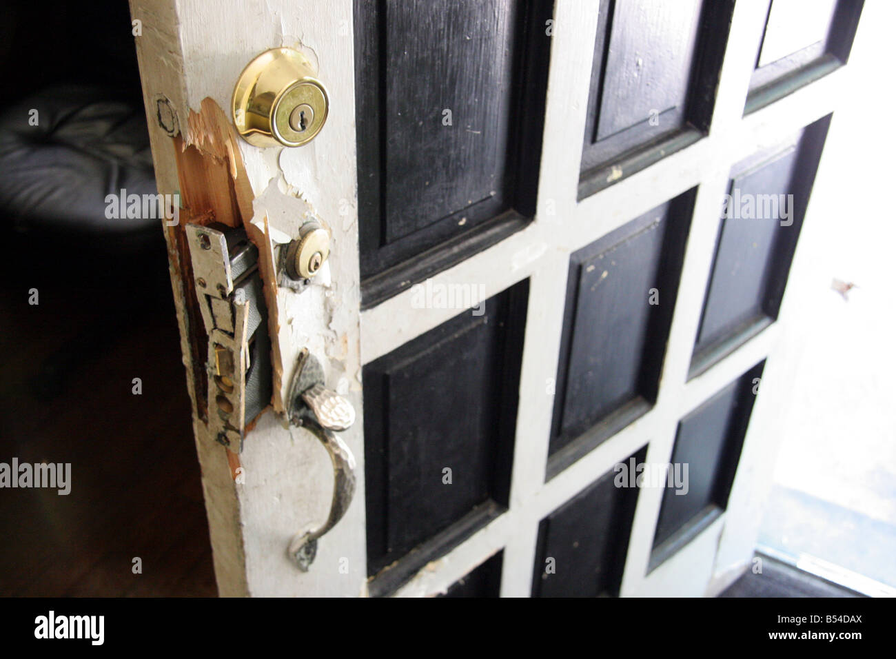 Defekte Tür und Schloss beschädigt durch die Polizei während einer Drogen-Razzia in Detroit Michigan/USA Stockfoto