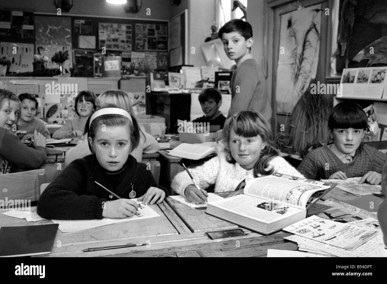 Viktorianische Schule Feature. Bray Gymnasium, Brayford, North Devon, das im Jahre 1873 eröffnet wurde. Kinder in der Schule (dort ein Stockfoto