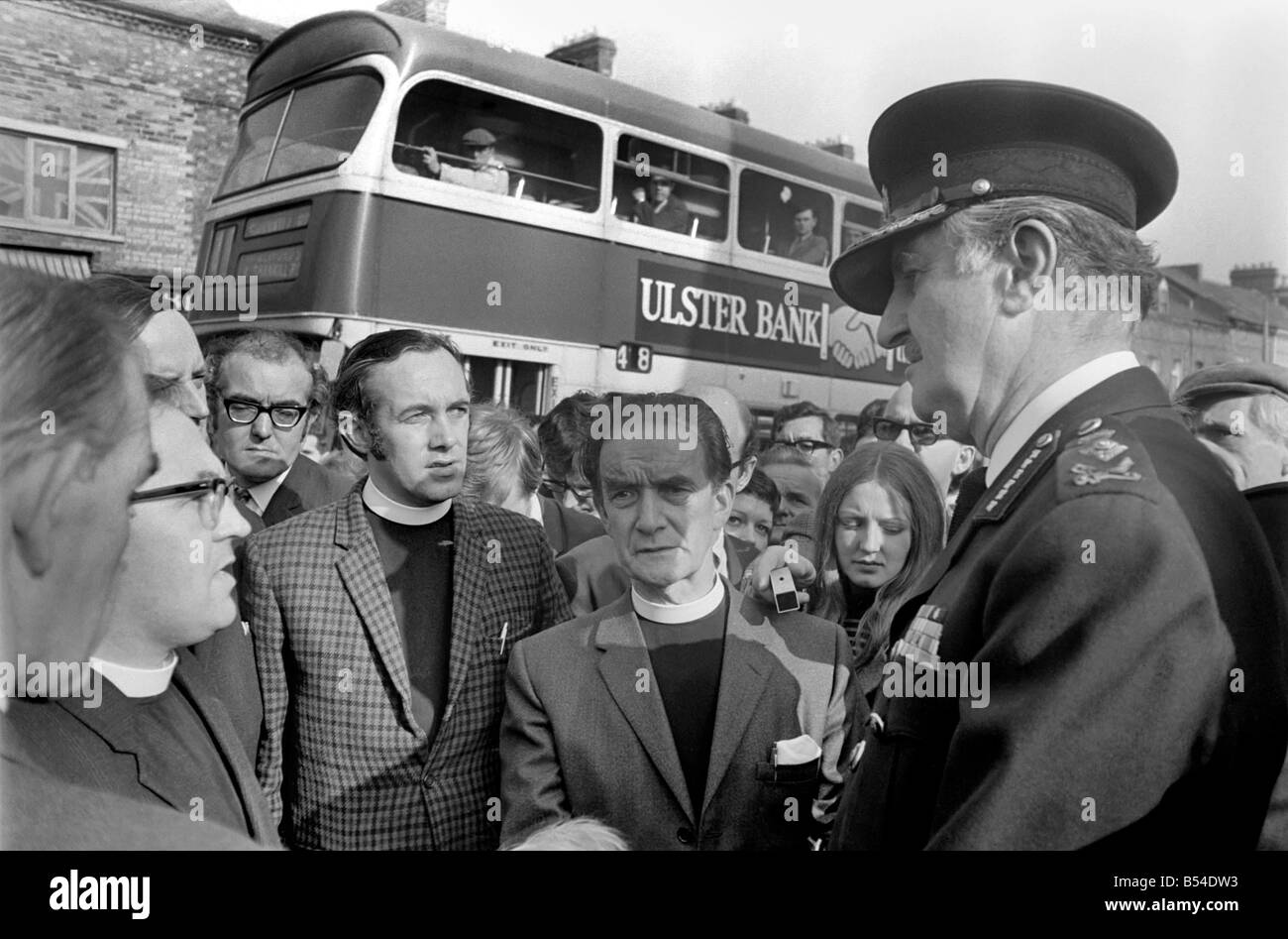 Belfast, Nordirland: Zu Sir Arthur Young der RUC Generalinspekteur, Shankill Road Sir Arthur Young im Gespräch mit Jugendlicher in der Shankill Road Belfast. Oktober 1969 Z10436 Stockfoto