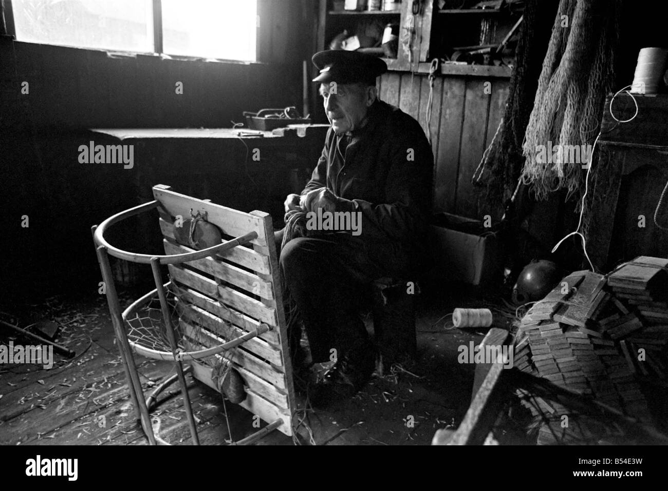 Branche: Angeln: ein alter Fischer Beadnell auf der Northumberland "Küste", Befestigung Hummer Töpfe in seiner Hütte. November 1969 Stockfoto