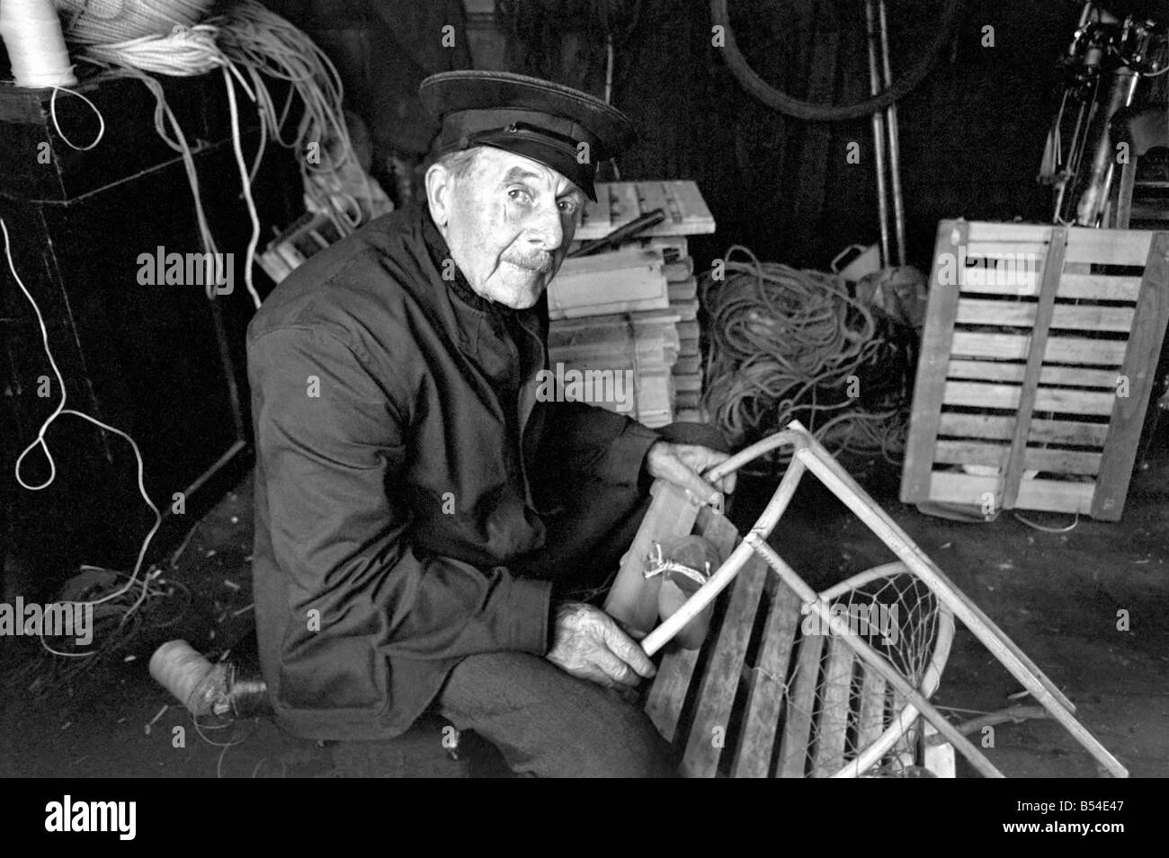 Branche: Angeln: ein alter Fischer Beadnell auf der Northumberland "Küste", Befestigung Hummer Töpfe in seiner Hütte. November 1969 Stockfoto