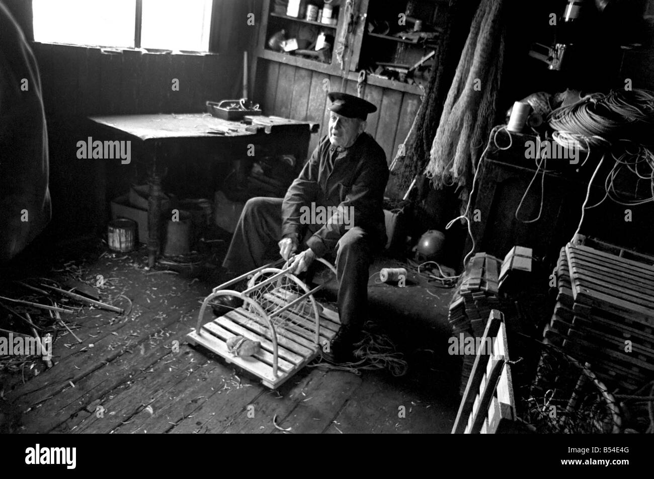 Branche: Angeln: ein alter Fischer Beadnell auf der Northumberland "Küste", Befestigung Hummer Töpfe in seiner Hütte. November 1969 Stockfoto