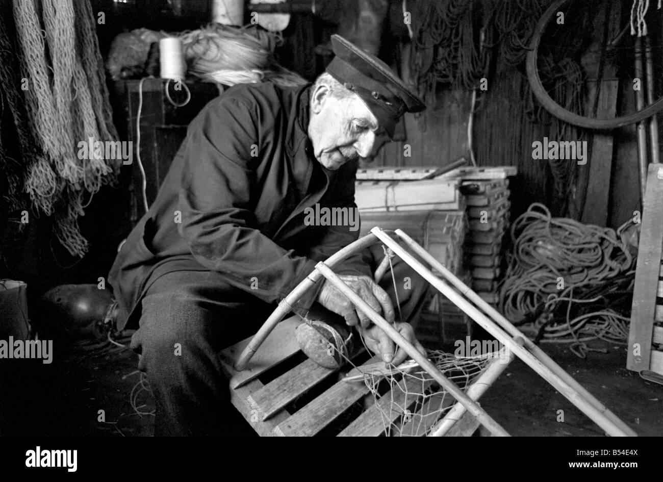 Branche: Angeln: ein alter Fischer Beadnell auf der Northumberland "Küste", Befestigung Hummer Töpfe in seiner Hütte. November 1969 Stockfoto