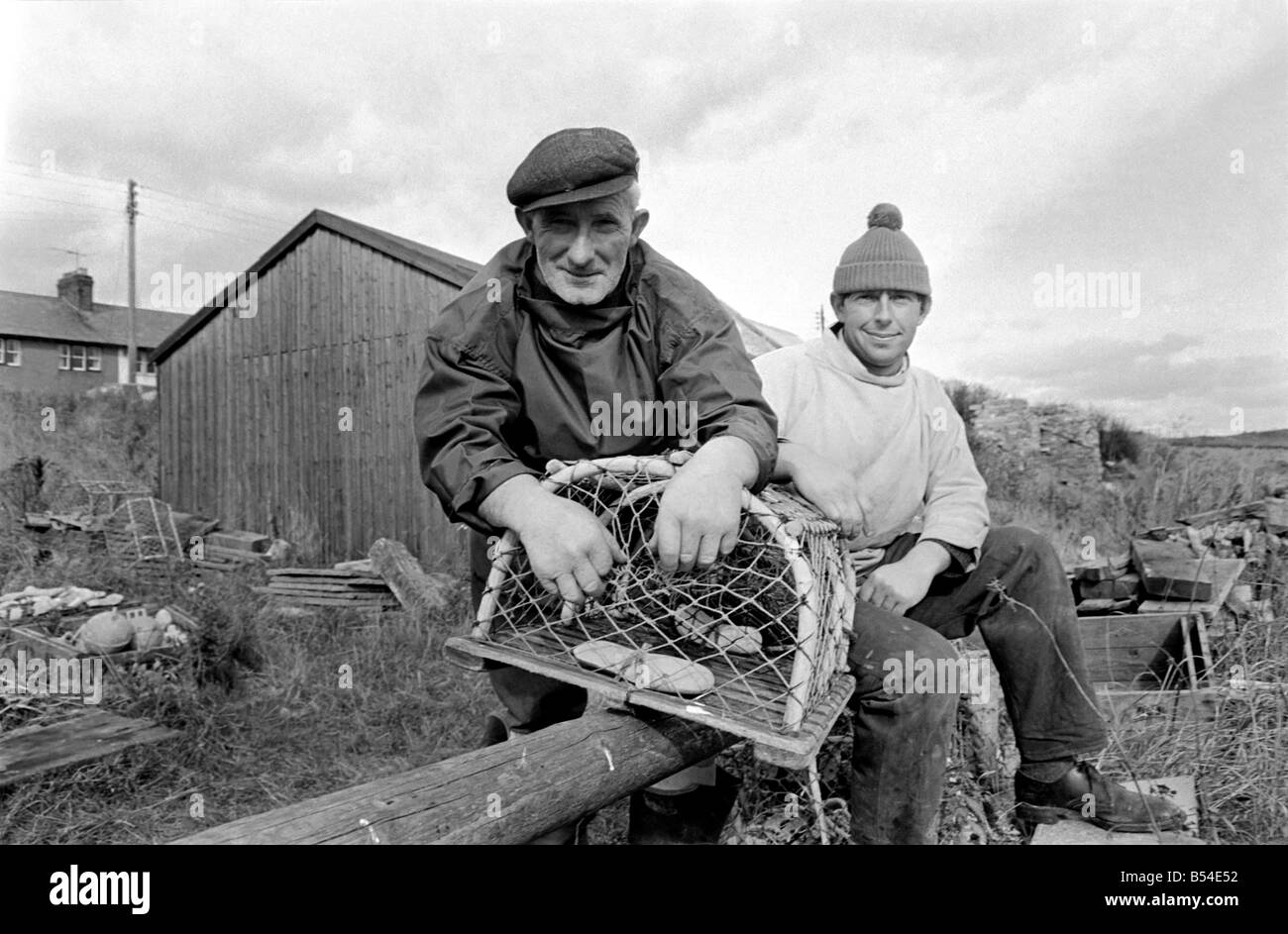 Branche: Angeln: ein alter Fischer Beadnell auf der Northumberland "Küste", Befestigung Hummer Töpfe in seiner Hütte. November 1969 Stockfoto