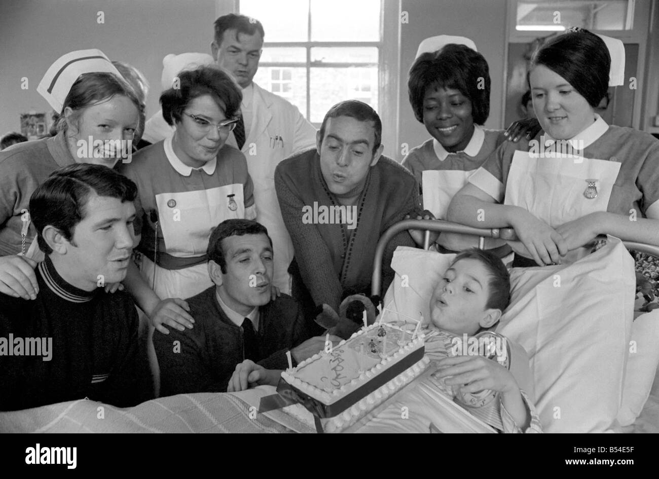 Sport. Fußball: Liverpool Spieler Ian Callaghan, Chris Lawler und Ian St. John besuchen ein Junge erholt sich von einer Operation an Alder Hey Kinderklinik. November 1969 Z10650-002 Stockfoto