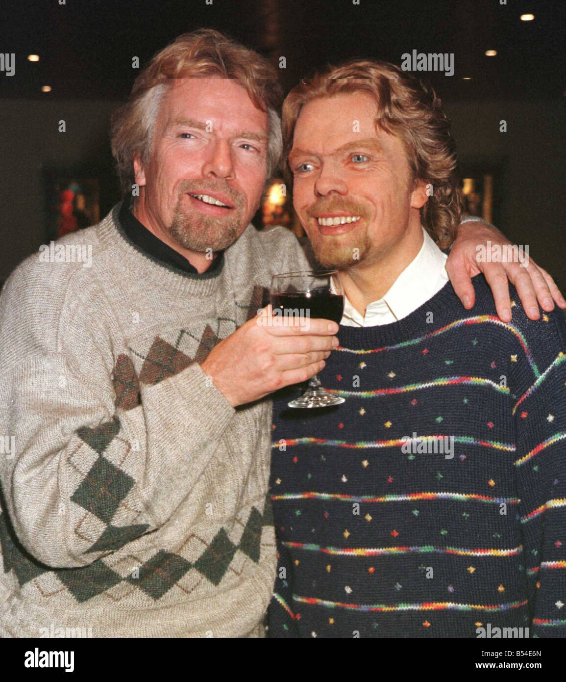 Richard Branson trifft Richard Branson März 1998 in der Jungfrau Club House Lounge am Heathrow Airport Richard nach Südafrika fliegen war kam er von Angesicht zu Angesicht selbst die anderen Richard ist das Madame Tussauds-Sorte, die Leihgaben aus den berühmten Wachsfiguren für ein paar Wochen auf dem Display in der Jungfrau Lounge ist Stockfoto