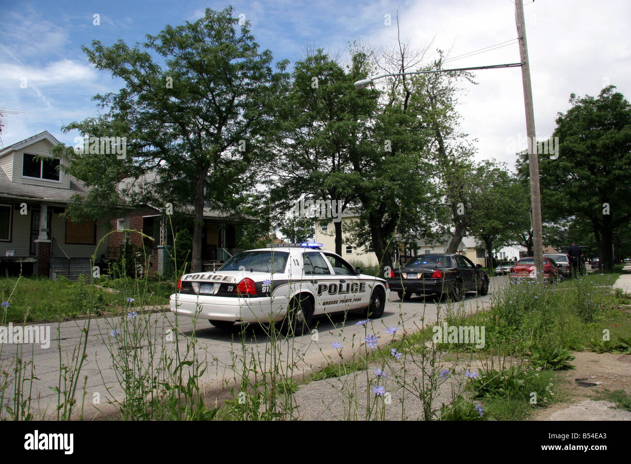 Grosse Pointe Park Polizeiauto Durchführung einer Verkehrskontrolle in einer armen Gegend von Detroit Michigan Stockfoto