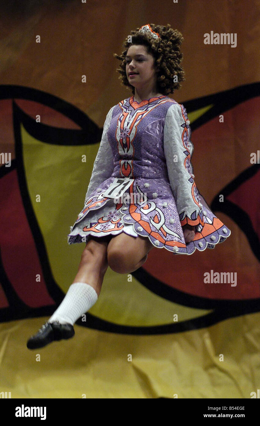 Irish Dance WM April 2007 Konkurrenten bei den irischen Tanz-Weltmeisterschaften in der royal Concert Hall Glasgow Tänzer aus so fernen Ländern wie den USA Südafrika Australien und Kanada beteiligt waren Stockfoto