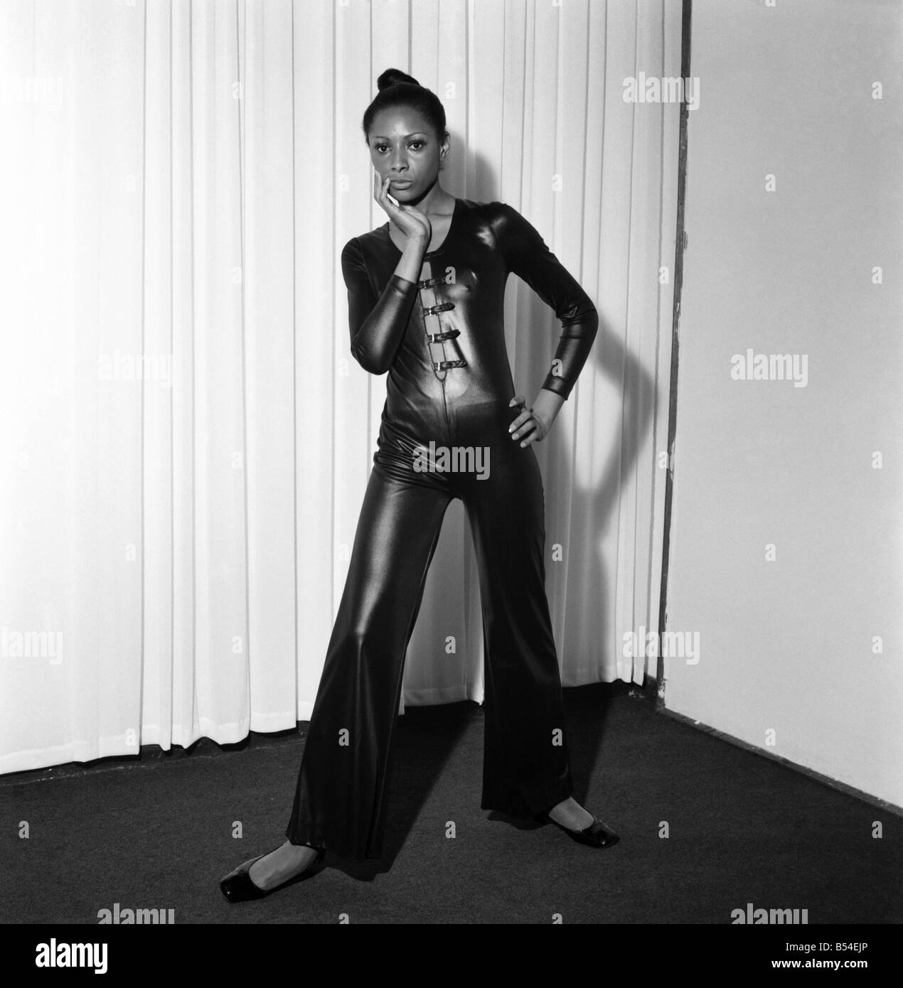 Mode. Kleidung: Endd in einem Pourelle Kleid, Stil Nikkin in Celon Cire, Preis 14 Guineen. November 1969 Z10916-002 Stockfoto