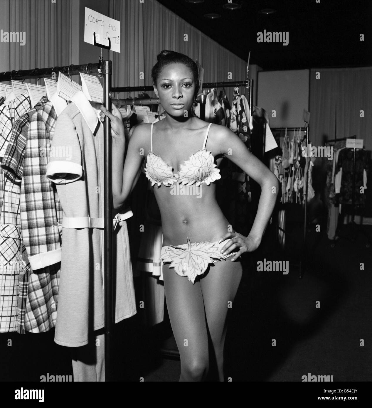 Mode. Kleidung: Enid in einem Bikini Hersteller Nel Barden, Stil L52, Stoff Celon Cire, Preis 155 /-. November 1969 Z10916-003 Stockfoto