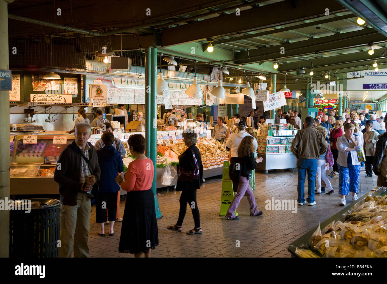 Shopper, vorbei an Pike Place Fish Company im Pike Place Market in Seattle, Washington Stockfoto
