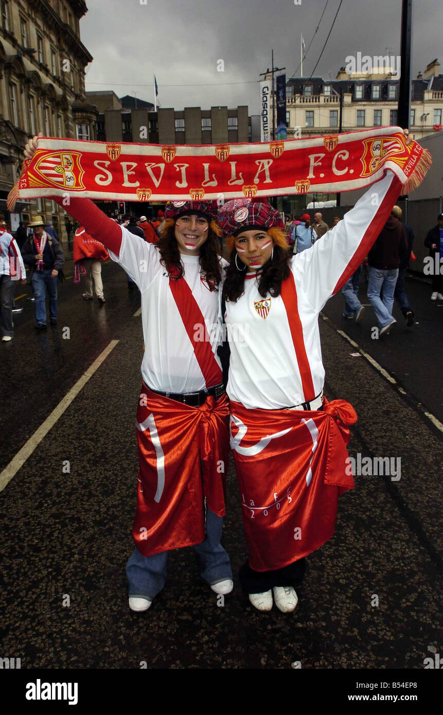UEFA-Cup-Finale Sevilla gegen Espanyol Mai 2007 Sevilla und Espanyol-Fans versammeln sich in George sq und Handelsstadt Glasgow wo sie vor den Uefa-Cup-Finale im Hampden Park feierten Stockfoto