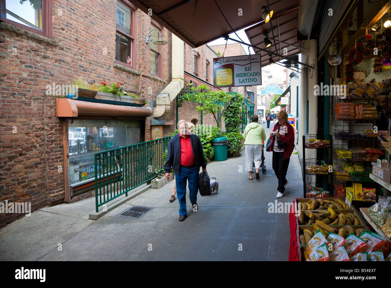 Mann mit Aktentasche zu Fuß durch Post-Gasse in der Innenstadt von Seattle, Washington, USA Stockfoto
