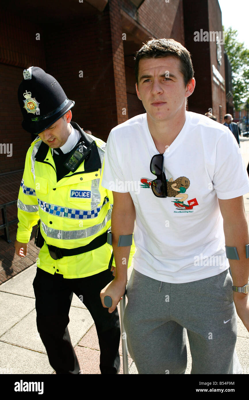 Joey Barton Manchester City-Trainer (auf Krücken wegen einer Fußverletzung) in Trafford Mags für Körperverletzung gegen einen Teamkollegen auf dem Trainingsplatz. Stockfoto