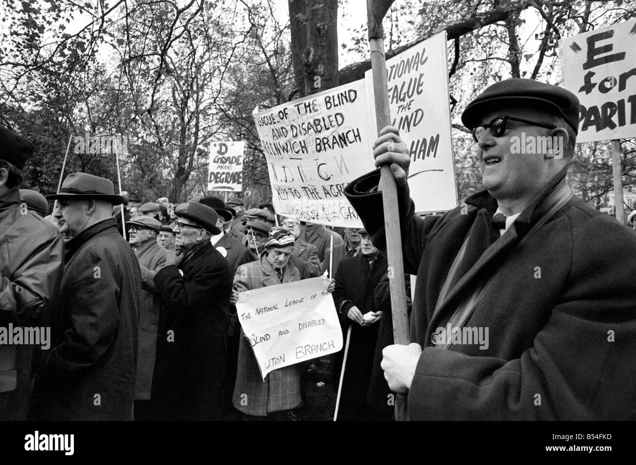 Hunderte von blinden Arbeitern inszeniert heute einen Protest in Belgrave Square, London, für bessere Löhne. Sie wollen eine Erhöhung des ú1.5. ein Stockfoto