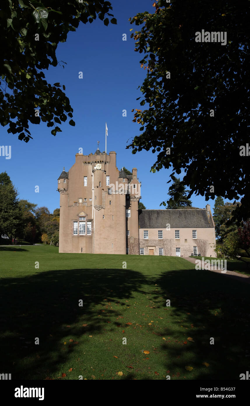 Außenansicht des Crathes Castle und einen Garten in der Nähe von Banchory, Aberdeenshire, Schottland, UK Stockfoto