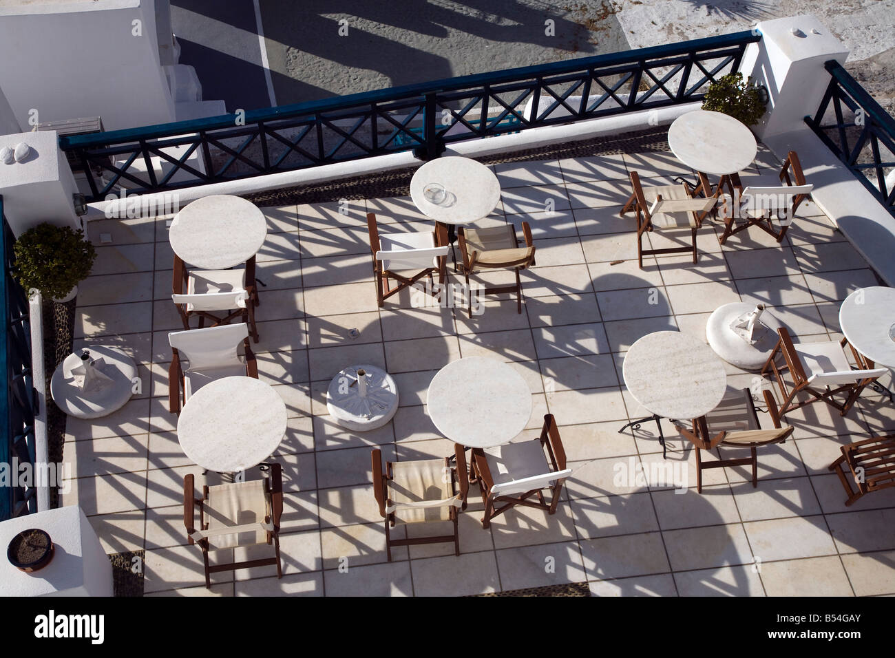Tische und Stühle Fira Santorini Cyclades Griechenland Stockfoto