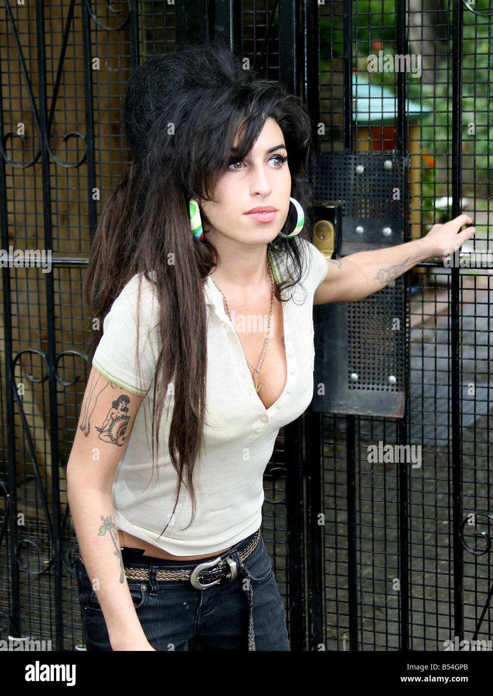 Sängerin Amy Winehouse verlässt ihr Zuhause ein Paket vom Postamt Camden London 16. August 2007 abholen Stockfoto