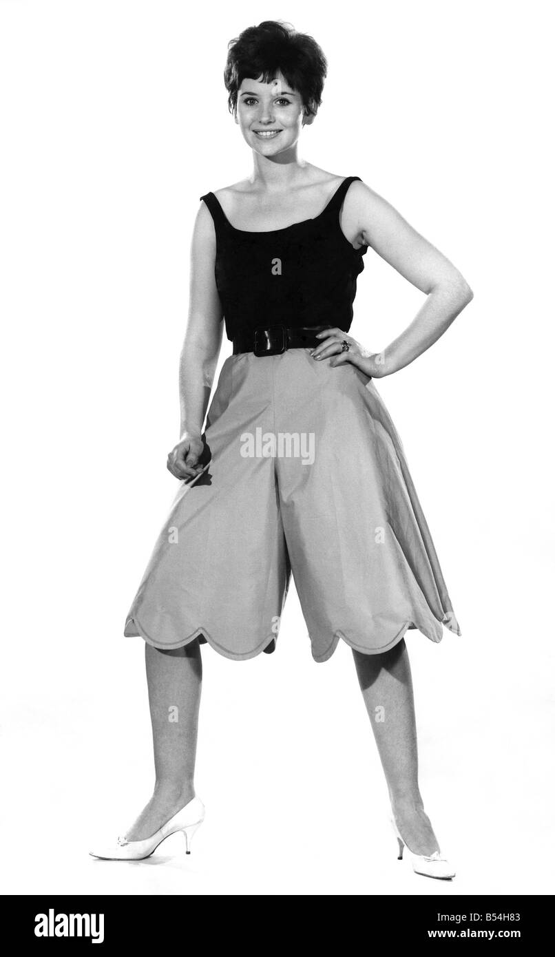 Tagwache Moden. Ann Höhle Modelle Weste Top und baggy Shorts. August 1962 P011086 Stockfoto