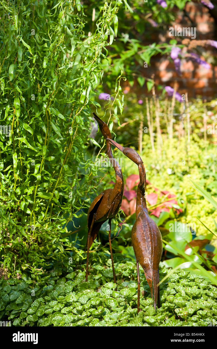 2 Vogel-Skulpturen im Garten Stockfoto