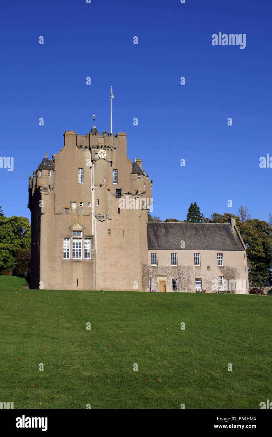 Außenansicht des Crathes Castle und einen Garten in der Nähe von Banchory, Aberdeenshire, Schottland, UK Stockfoto