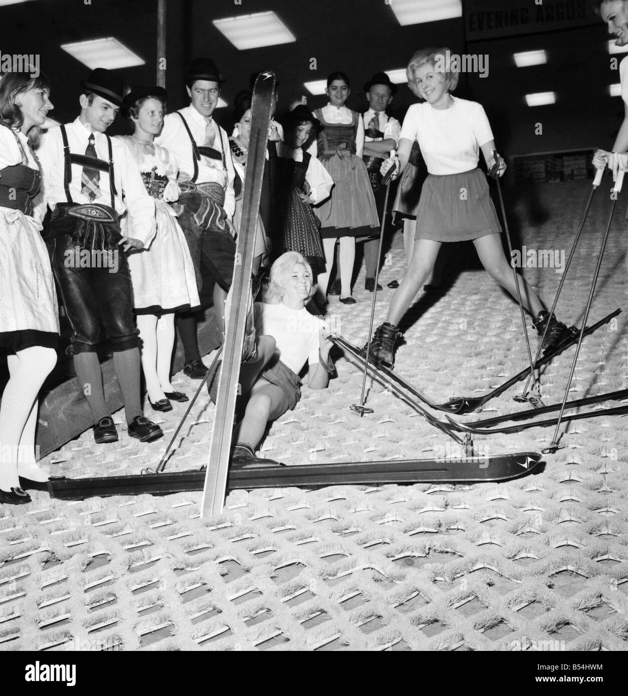 Ersten Schnee des Winters wurden keine Hilfe, wenn es darum geht, die Beherrschung der Kunst der Ski-Ing. Obwohl sie auf dem indoor Abhang war, kam Miss Maureen Beech ein Purler, als sie ihr Glück auf einer riesigen indoor-Skipiste auf Urlaub und Reisen Messe in Brighton versuchte. Sie ließ wirklich den britischen Seite nach unten um zu sehen, ihre spektakuläre Wäschetrockner gab eine Gruppe von österreichischen Volkstänzer in der Stadt für die Ausstellung. Denn neben ihren Tirol wirbelt sie sind alle erfahrene Skifahrer zu. Dezember 1969 Z11522-001 Stockfoto