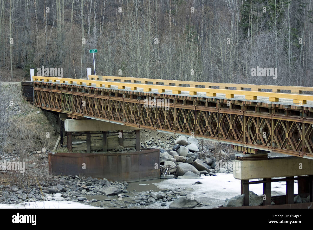 Flüsse anschwellen und ab dem Frühjahr Schnee schmelzen als die Brücken und Autobahnen übergehen sie erweitern Stockfoto