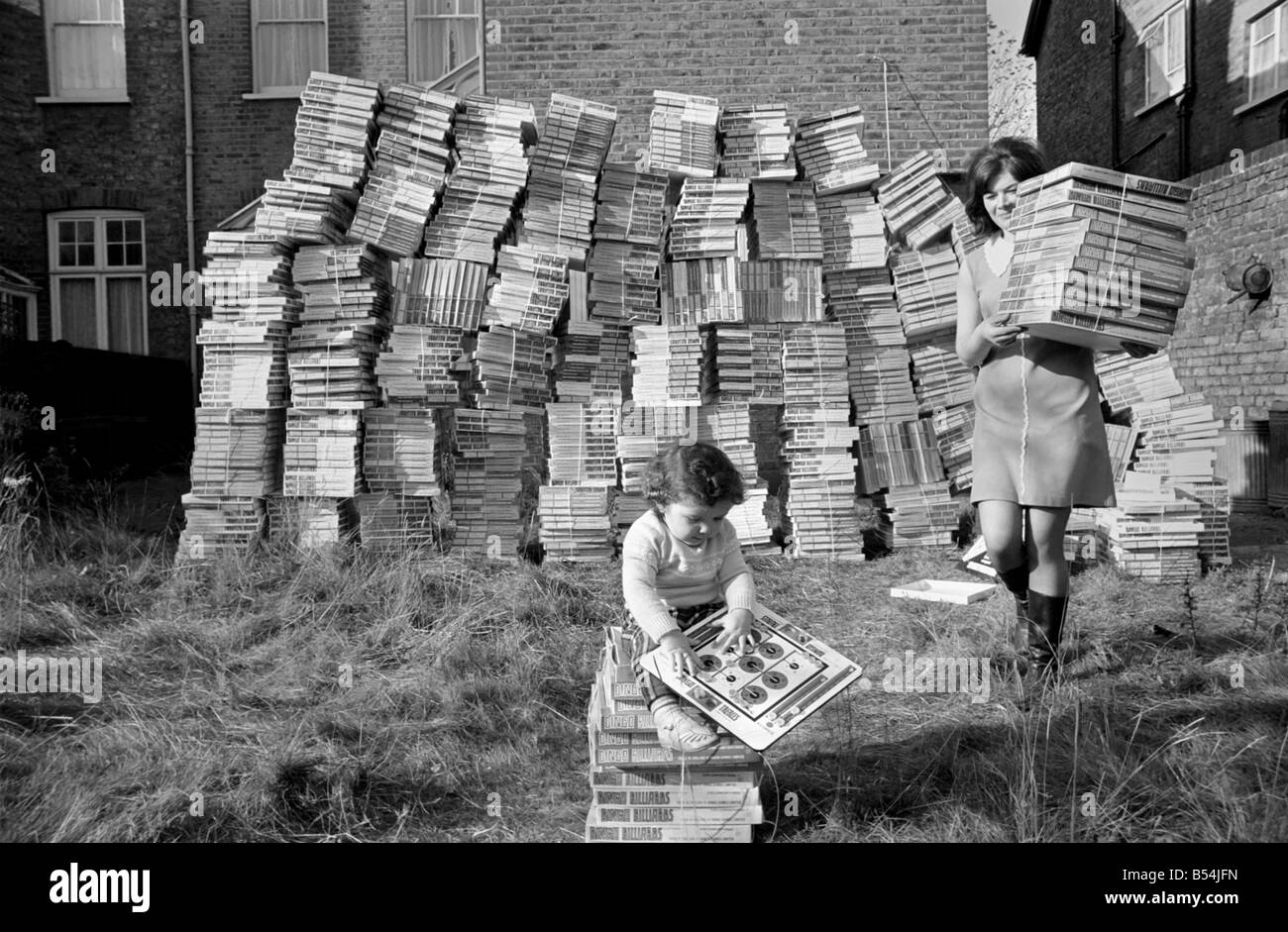 Santa Claus kommt früh für 14 Monate alte Patrick Flood, wie er spielt mit den gedumpten spielen, während seine Mutter Mrs Juddy Flood, erholt sich einige der Spiele von hinten in ihre Heimat nach nstige Eintritt. November 1969 Z10520-002 Stockfoto