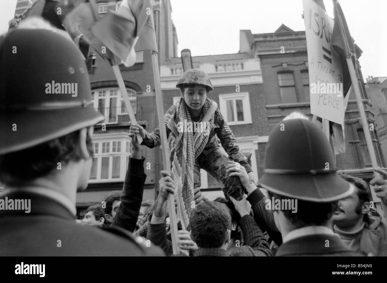 Freie Palästina-Demonstration: 8 jährige palästinensischer Jugendlicher Tariq Attia kämpfen Israelis in Palästina im März 1968 dessen Vater getötet wurde. Sein Vater war ein Guerilla und Tariq trägt eine Guerilla einheitliche winken eine Fahne shoulder hoch getragen. Er lebt derzeit in Paddington. November 1969; Z10559 Stockfoto