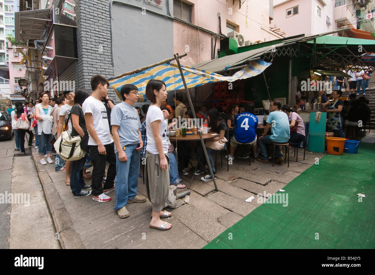 "Massen Line-up für eine Mahlzeit in einem berühmten Dai Pai Dong in Hong Kong" Stockfoto