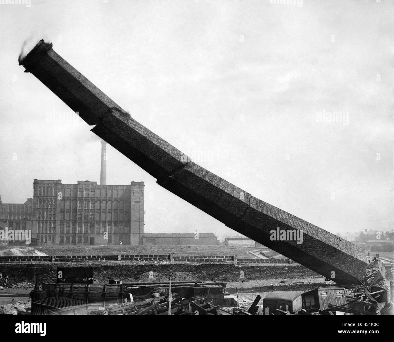 Fast ein Jahrhundert vor dieser verfallenen Mühle Schornstein stürzte um heute die Erde erbaut wurde. Vor 35 Jahren wurde die Mühle selbst niedergebrannt. ; Mai 1949; P011964 Stockfoto