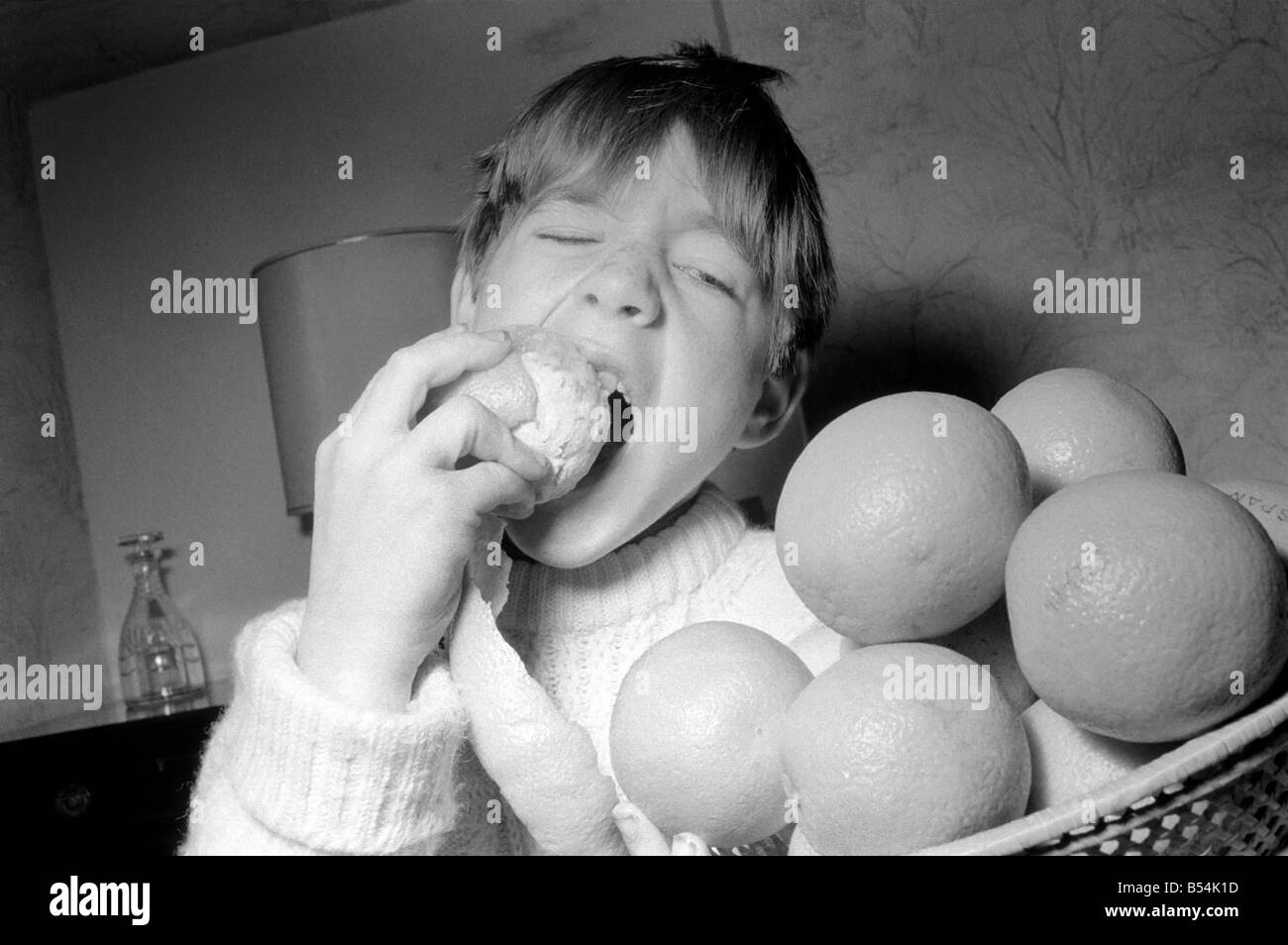 Matthew Ives, von seiner Schwester Sally, Essen seinen Weg zum Weltrekord durch den Verzehr von 12 Orangen wiegen 33/4 Pfund in 4 Minuten 52 Sekunden Zeitüberschreitung. ; November 1969; Z10805-003 Stockfoto