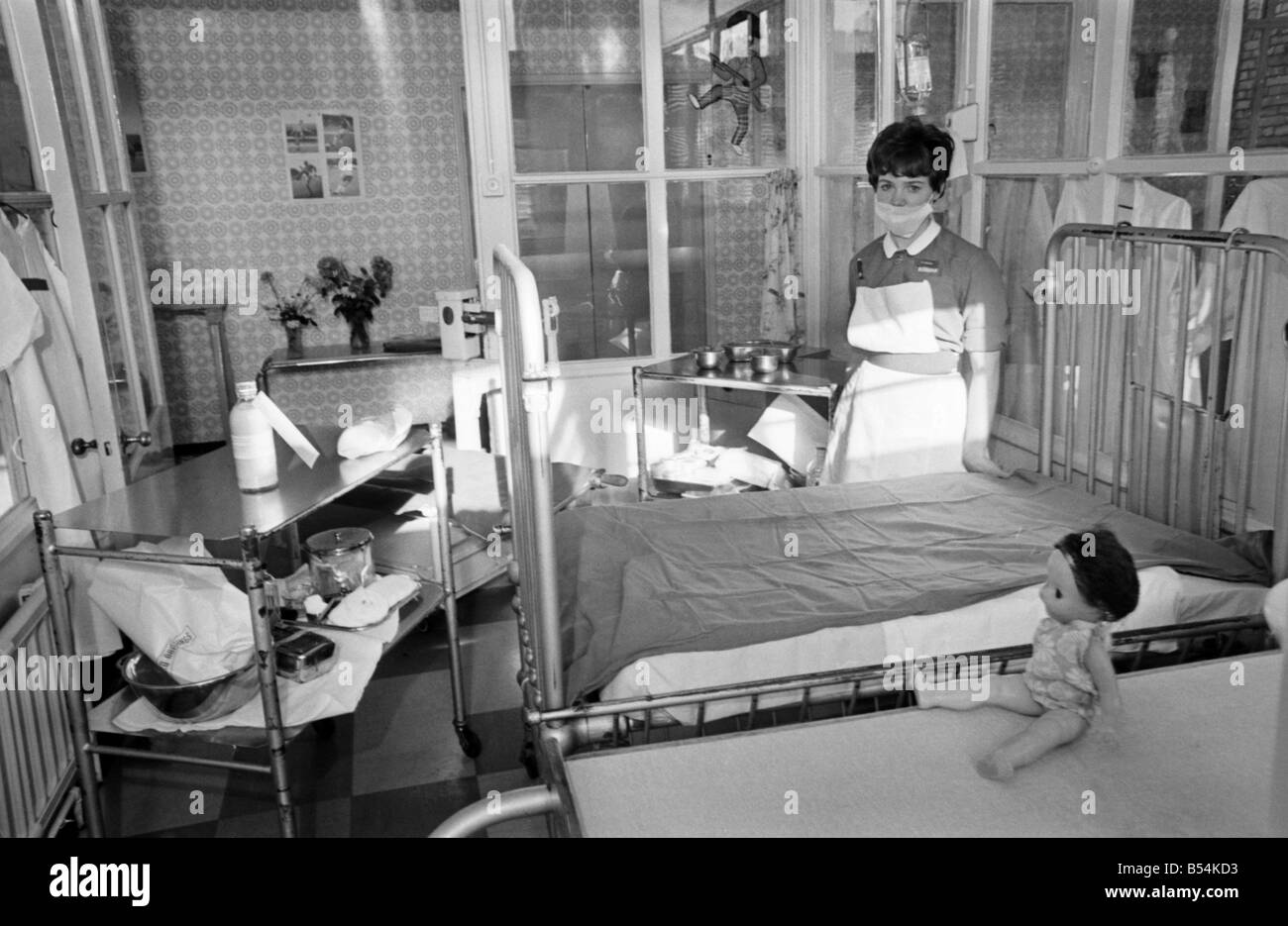 Schwester Mary Simpson und Zimmer 14 am Special brennt Einheit auf Manchesters Stand Halle Childrens Hospital. November 1969 Stockfoto