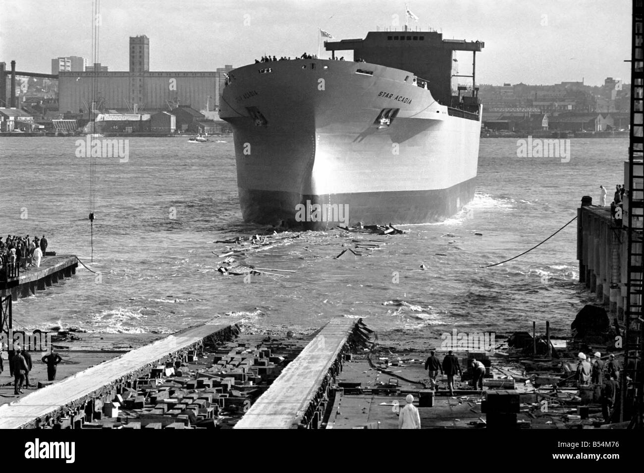 29.000 Tonnen Massengutfrachter Star Acadia wurde in Schiffbau-Werft Cammell Gutsherren Birkenhead ins Leben gerufen. Die Star-Acadia in den Fluss Mersey, wie Schlepper warten, um ihr zu helfen, in das Fitting, Becken. ; September 1969; Z11433-001 Stockfoto
