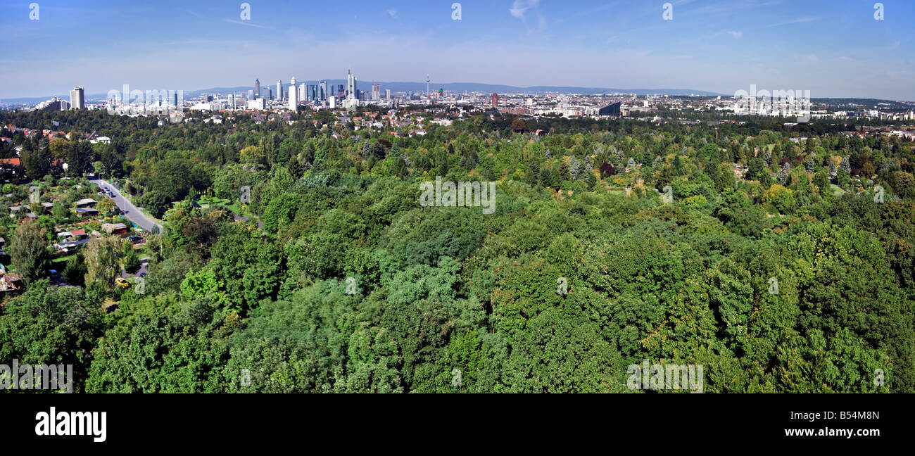 Ein Weitwinkel-Panorama von Frankfurt mit dem Stadtwald und Erholungsgebiete Stockfoto