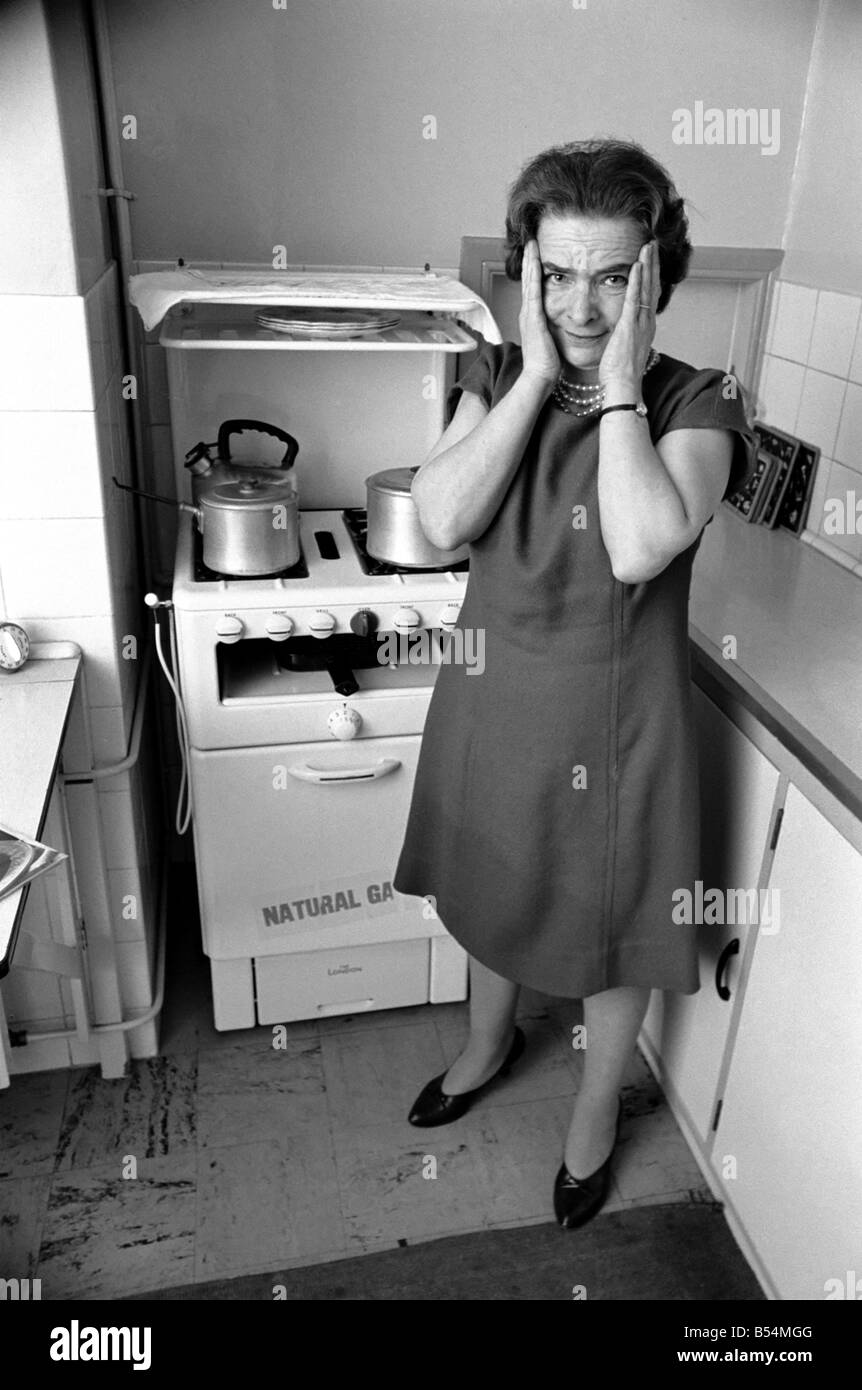 Haushalt - Hausarbeit, kochen. Eine Frau mit ihrem Gas über in der Küche ihres Hauses. Dezember 1969 Z11588-004 Stockfoto