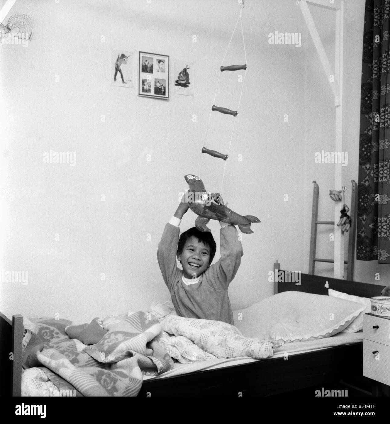 Vietnamesische Kind spielt im Schlafzimmer in eine Oase für Kinder, die Opfer des Vietnam-Krieges im Peaceville, West Germany. Dezember 1969 Stockfoto