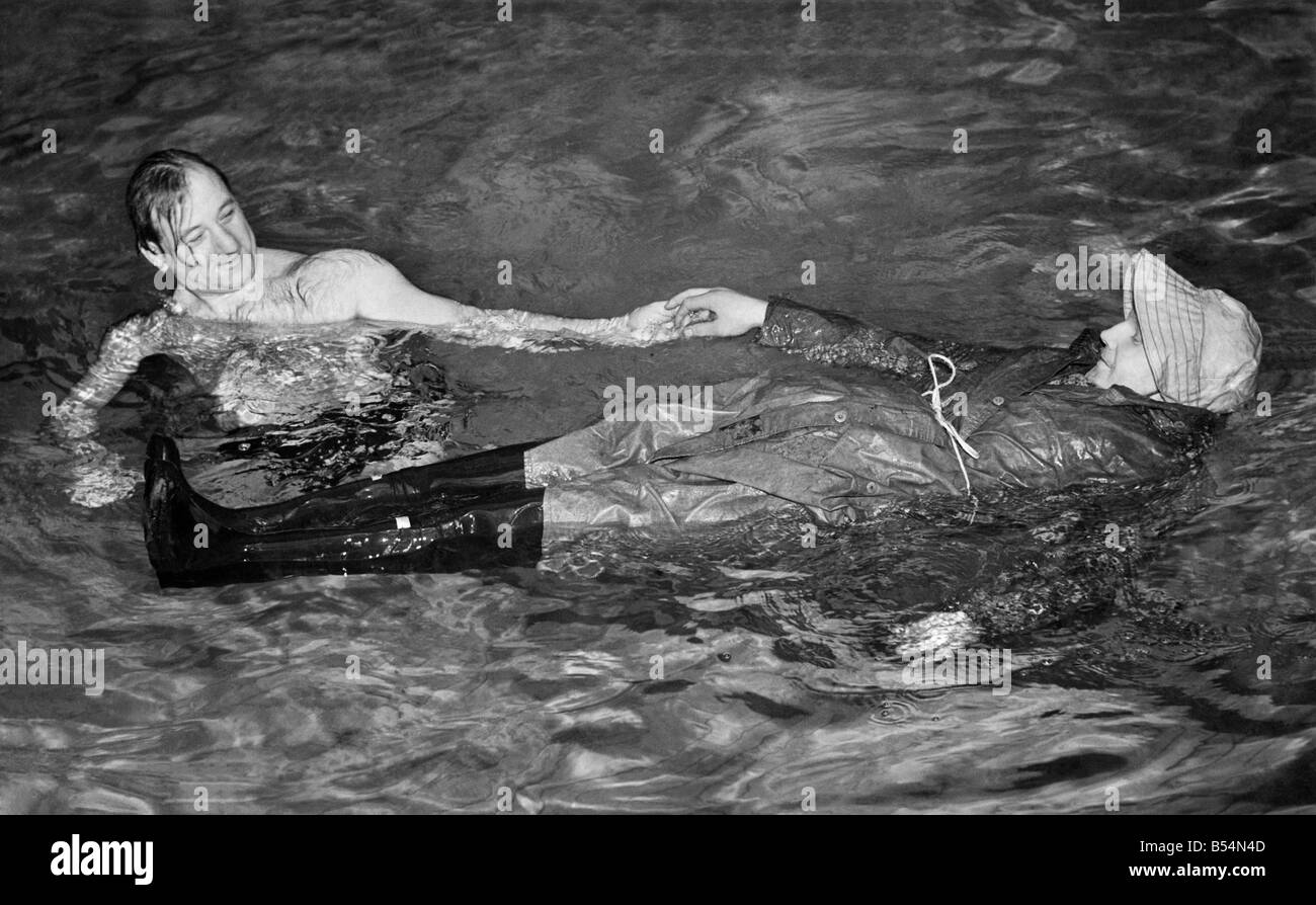 Badeanzug: Unsinkbar Badeanzug. Stellen Sie sich dieses Bild in der Mitte der irischen See - ein Fischer über Bord, belastet mit Meer Stiefel, Pullover und Öl-Skins. Seine Chance auf den Überlebensmodus wäre, wenn er seinen hohen Unterhosen trug slim -!!. Diese hilflos wirkenden Mariner trug sein - er demonstrierte sie für eine Firma Manchester auf High Street Bäder, Manchester, heut. Januar 1953 P018086 Stockfoto