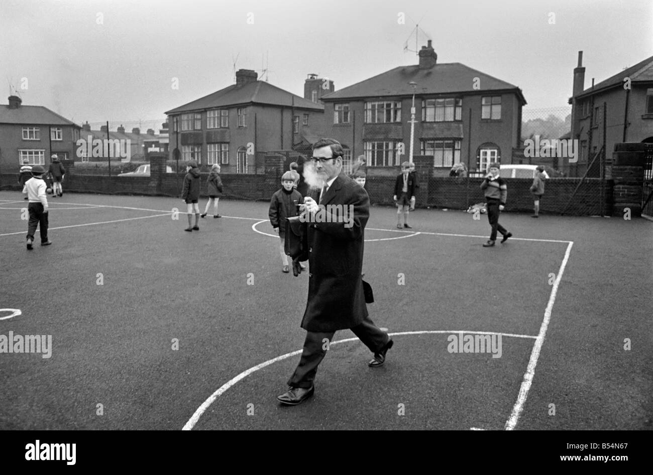 Clitheroe Schulstreik. Schulleiter von Pendle Co. Grundschule, geht Herr Robert Jones, der auch N.U.T. Sekretärin zurück in Stockfoto