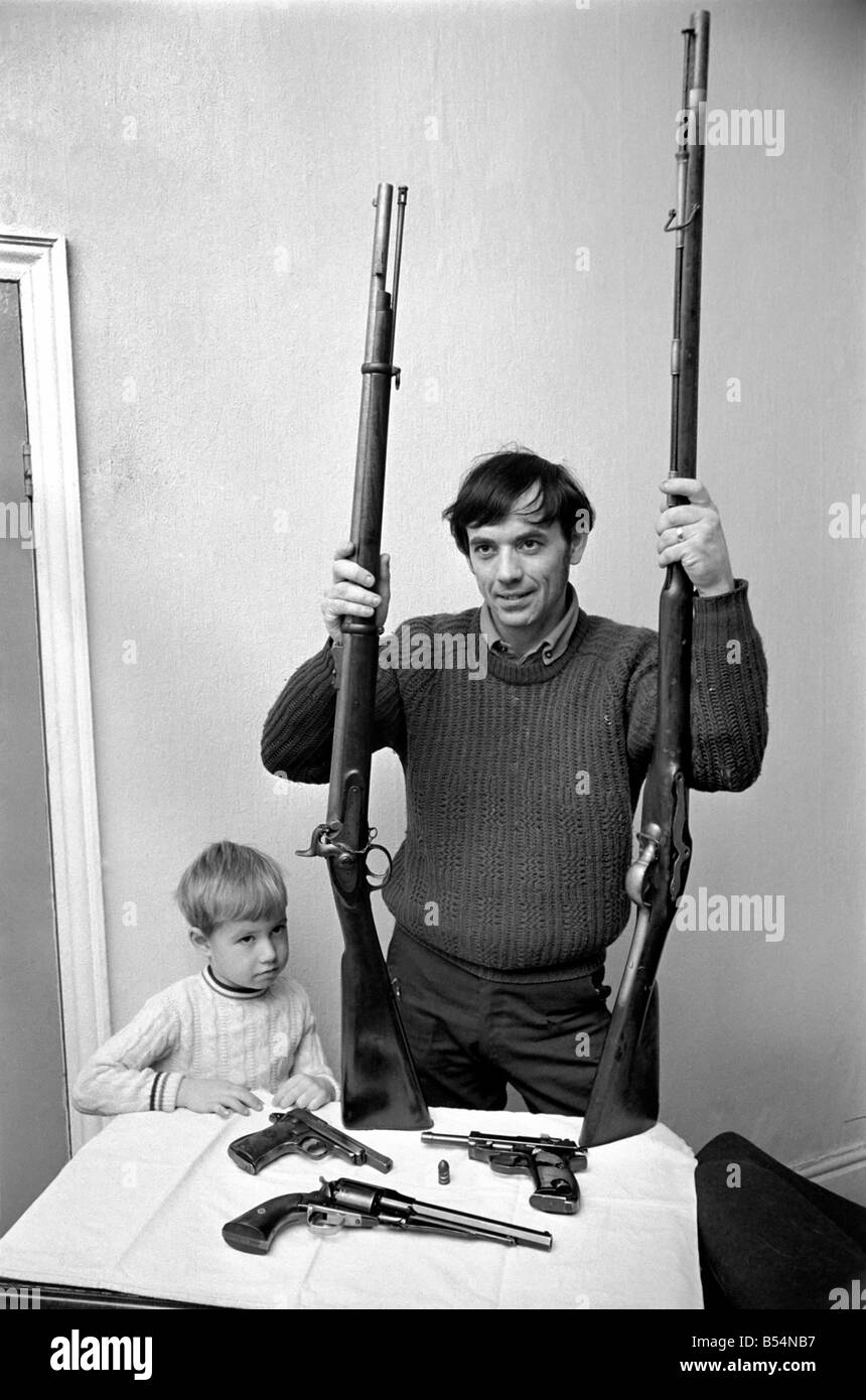 Brian Entwistle mit seinem Sohn, Nigel (5) und seine Sammlung von Waffen - ein Hand-Reproduktion-Kappe und Ball-Revolver, Brown Bess Moschus Stockfoto