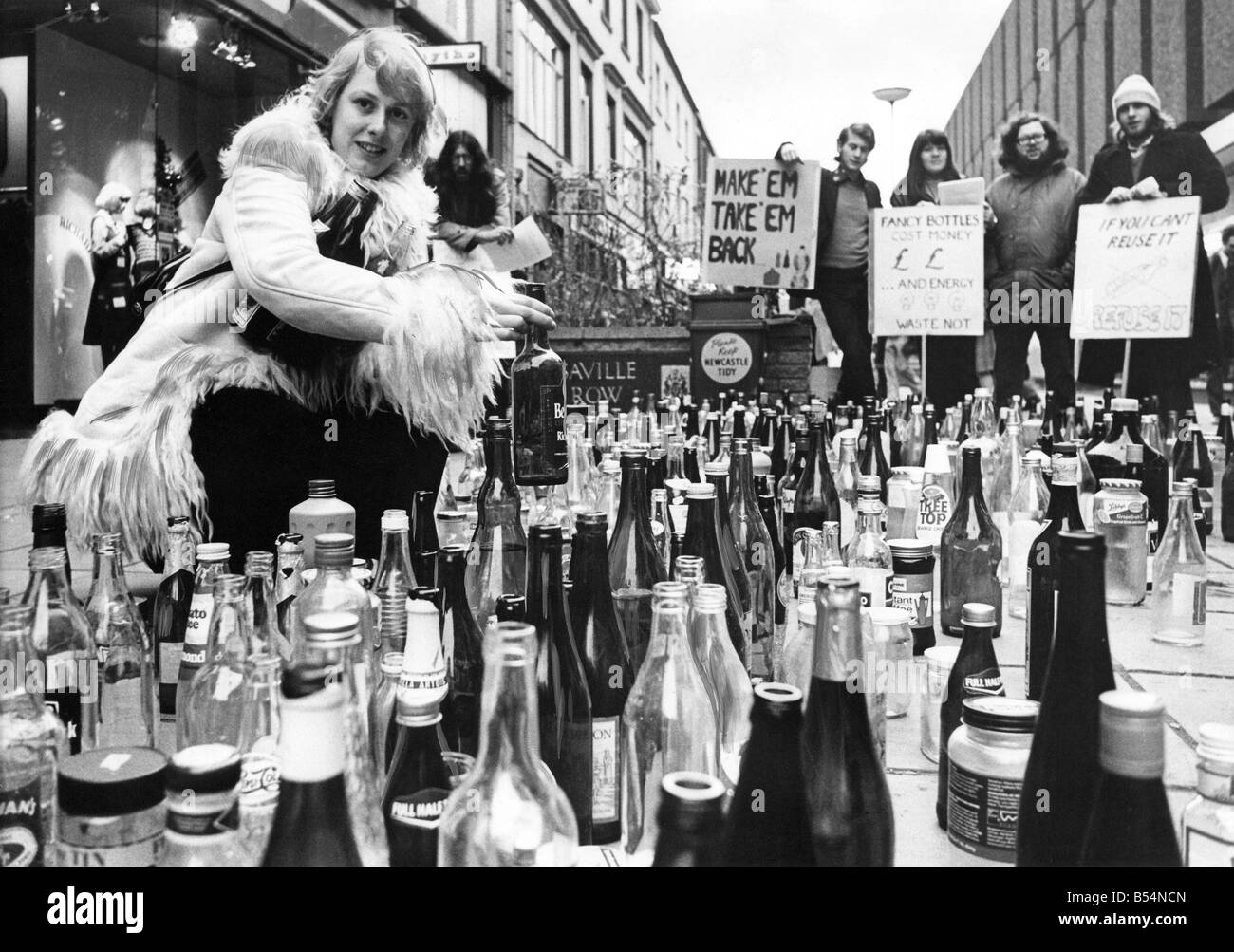 Flaschen Flaschen und mehr Flaschen in Newcastle als Freunde der Erde eine Demonstration auf die Verschwendung von Glasflaschen inszeniert Stockfoto