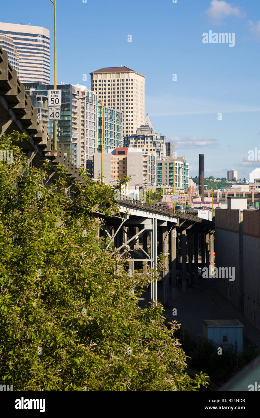Highway 99, Alaskan Way Viaduct vor der Skyline von Seattle Stockfoto