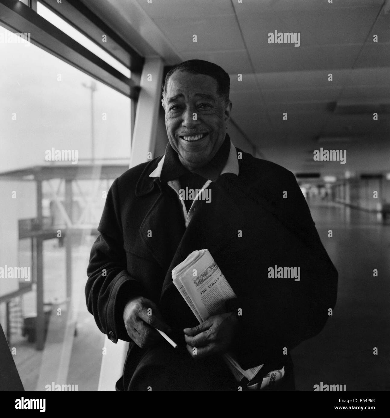 Unterhaltung Musik Jazz: Bandleader, Duke Ellington am Flughafen Heathrow heute mitten in einem 20-Land ankamen, tour, die Stockfoto