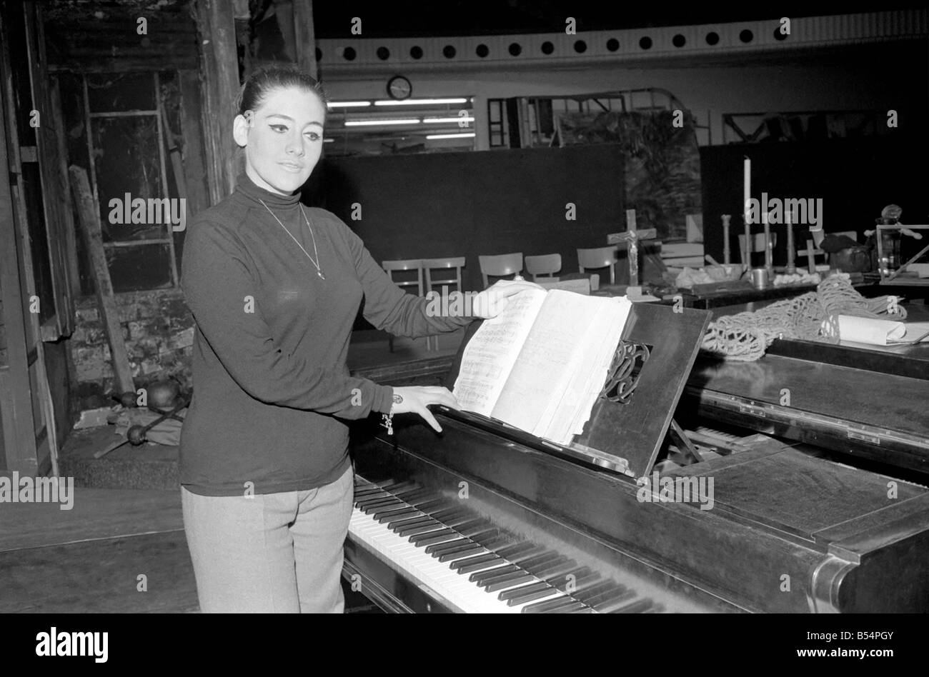 Unterhaltungsmusik: Oper Sängerin Teresa Cahill, 25 von Bermondsey, auf der Bühne im The London Opera Centre. November 1169 Z11451 Stockfoto